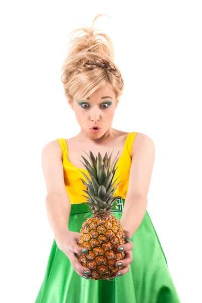 Studio ritratto di divertente ragazza con ananas isolato su bianco — Foto Stock