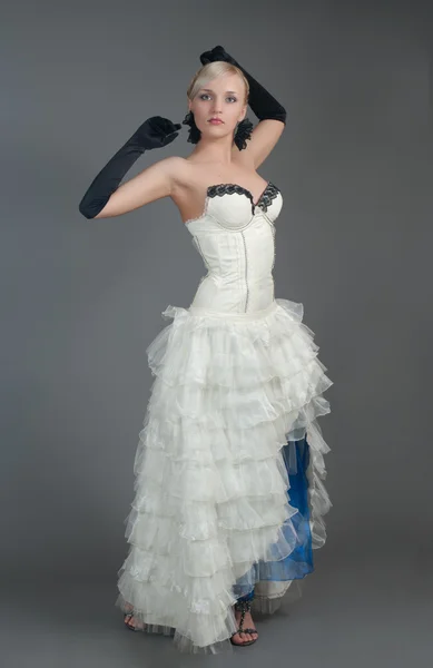 白いドレスのブロンドの女性 — ストック写真