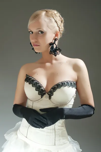 Студійний портрет блондинки в білій сукні та чорних рукавичках — стокове фото