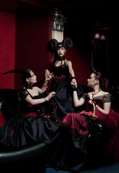 Drei gotische Mädchen mit Hörnern — Stockfoto