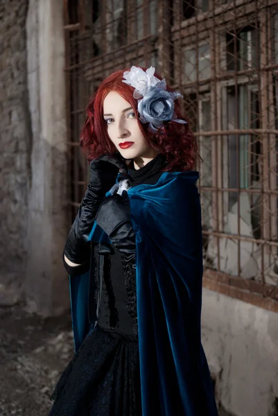 Kobieta gotyckiej rudy z świeca — Zdjęcie stockowe