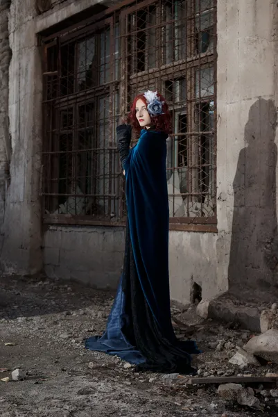 Gotische rothaarige Frau, die mit Kerze geht — Stockfoto