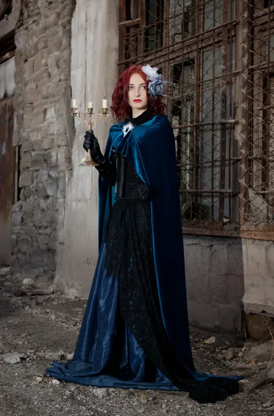 Gotische redhead vrouw met kaars — Stockfoto