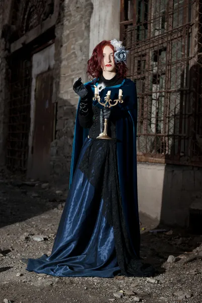 Gotische rothaarige Frau, die mit Kerze geht — Stockfoto