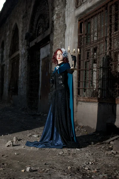 Gothique rousse femme marche avec bougie — Photo