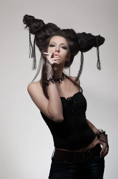 Kreatives Potrait einer Frau mit Frisur — Stockfoto