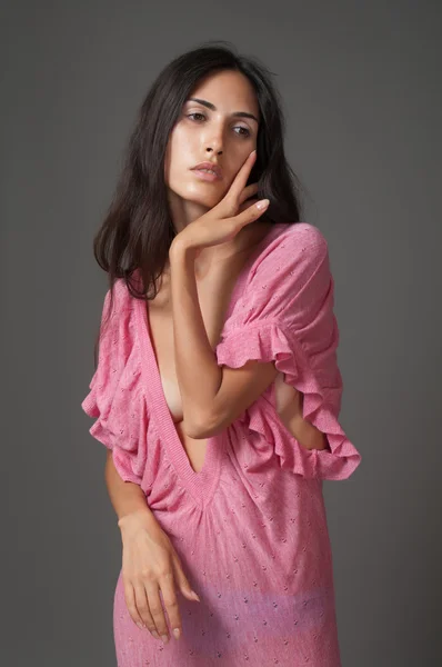 Atraktivní bruneta žena v růžových šatech — Stock fotografie