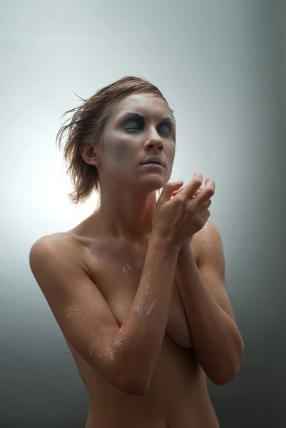 스튜디오에서 냉동된 젊은 여자 — 스톡 사진
