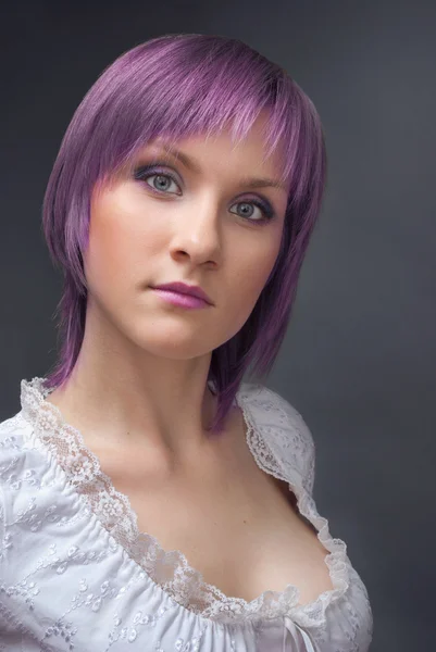 Studio portret van mooie jonge vrouw met lila haar — Stockfoto