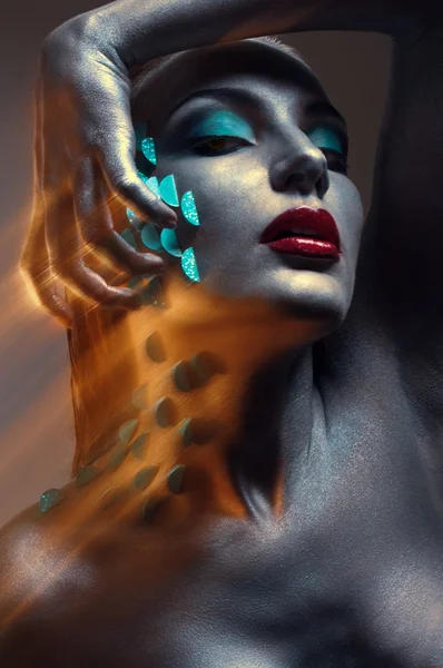 Mavi squama ile yaratıcı Güzellik Portresi — Stok fotoğraf