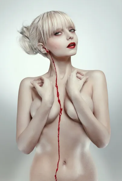 Mulher loira sangrando — Fotografia de Stock