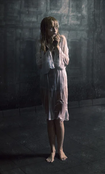 Молодая испуганная девушка под дождем — стоковое фото
