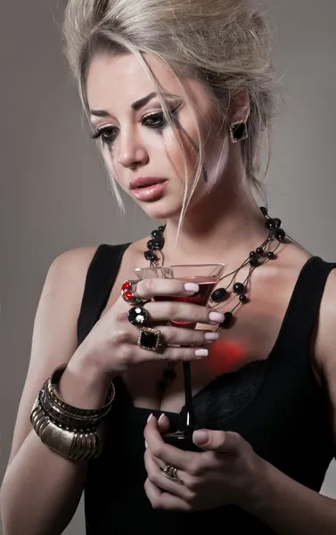 Studioporträt einer depressiven Frau mit einem Glas Wein — Stockfoto