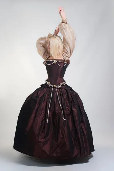 Flicka i medeltida vacker klänning — Stockfoto