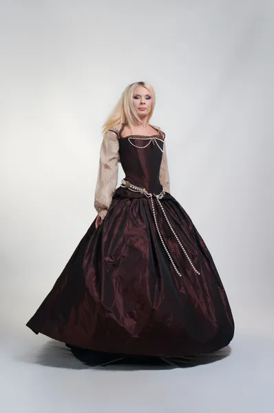 Девушка в средневековом красивом платье — стоковое фото