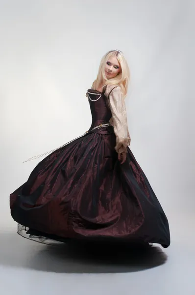 Dívka v středověké krásné šaty — Stock fotografie