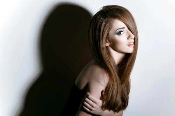 Retrato de estúdio de menina com cabelo longo e claro — Fotografia de Stock