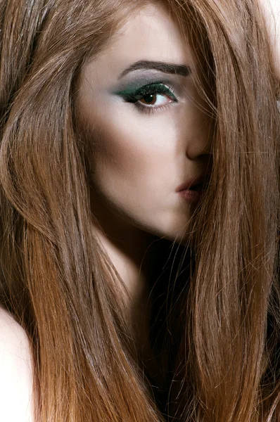 Studio ritratto di ragazza con lunghi capelli biondi — Foto Stock