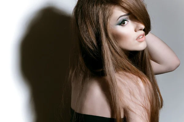 Studio ritratto di ragazza con lunghi capelli biondi — Foto Stock