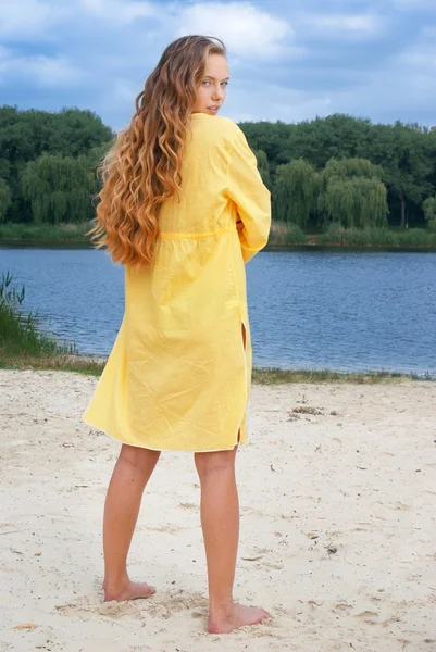 Genç uzun saçlı çekici kadın Sarı Nehir Plaj kıyafeti — Stok fotoğraf