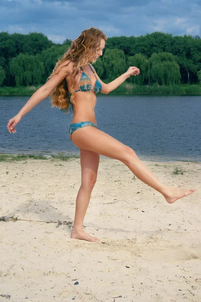 ブルー リバー ビーチ ビキニで若い長髪の魅力的な女性 — ストック写真