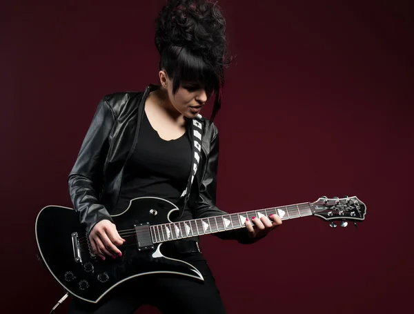 Alternatif rock gitar ile kız — Stok fotoğraf
