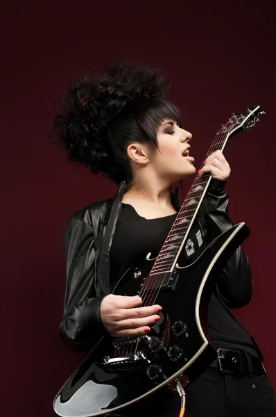 Gitar ile alternatif rock seksi kız — Stok fotoğraf