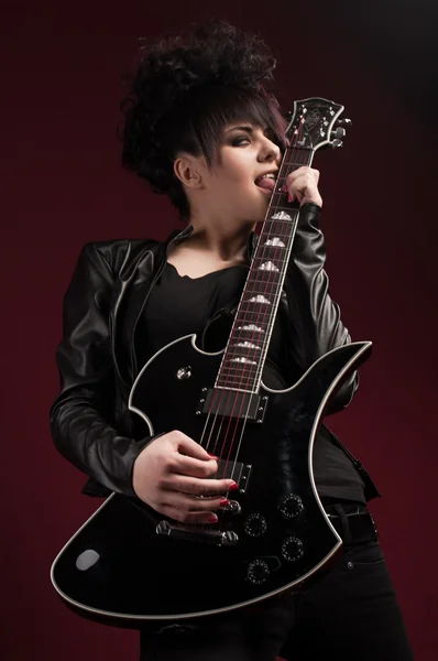 Alternatif rock gitar ile kız — Stok fotoğraf
