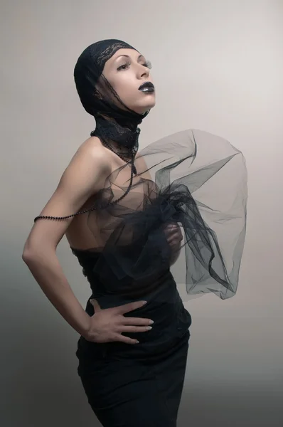 Glamoure gotische mode vrouw in zwarte jurk — Stockfoto