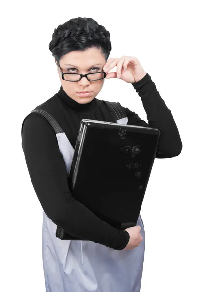 Молодая женщина в очках держит ноутбук на белом фоне — стоковое фото
