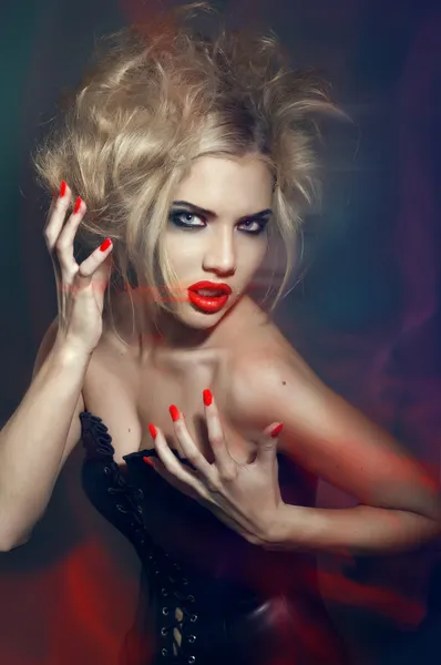 Retrato de chica gótica joven con labios rojos y uñas —  Fotos de Stock