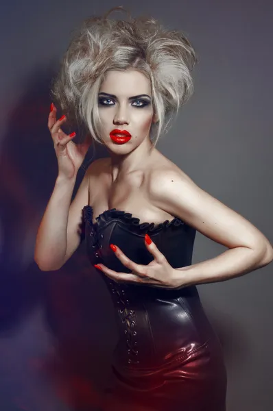 Portrait de jeune fille gothique avec des lèvres et des ongles rouges — Photo
