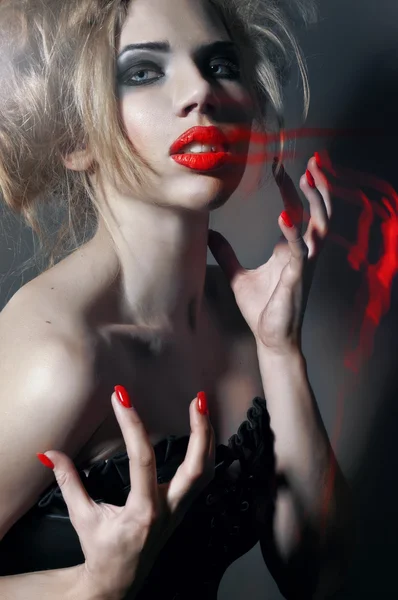 Ritratto di giovane ragazza gotica con labbra e unghie rosse — Foto Stock