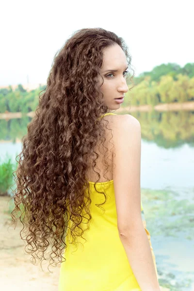 Giovani donne in abito giallo sul fiume — Foto Stock