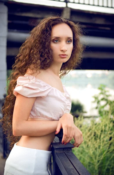 Outdoor Portret van een jonge vrouw in de buurt van brige — Stockfoto