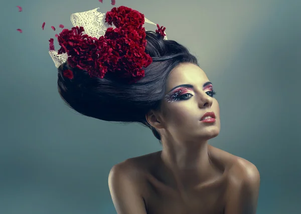 Kobieta z kreatywnych fryzura z kwiatami — Zdjęcie stockowe