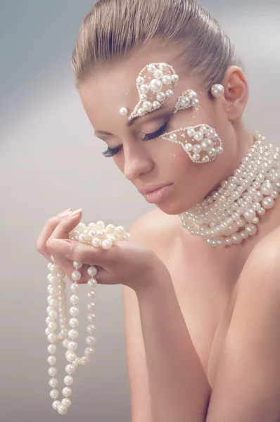Studio portrait de beauté avec collier de perles et application — Photo