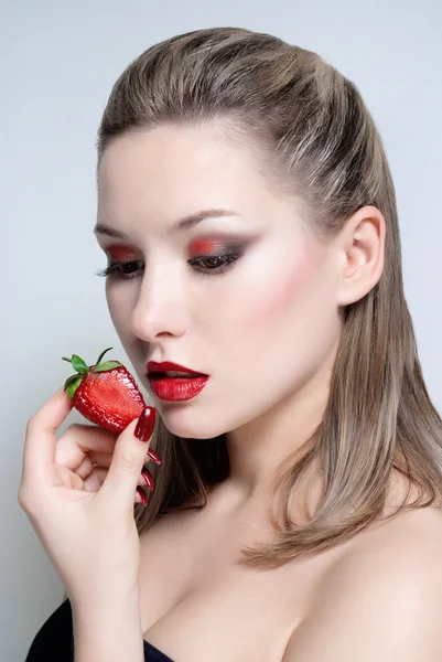 Ung vacker kvinna med jordgubbe — Stockfoto