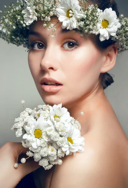 Krásná dívka s květinami — Stock fotografie