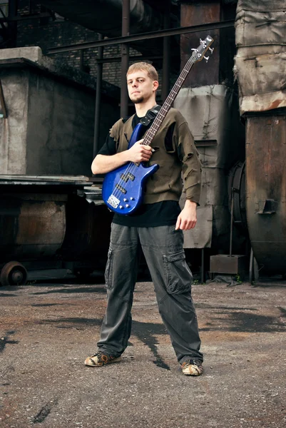 産業スタイルのギターを持つ若い音楽家 — ストック写真