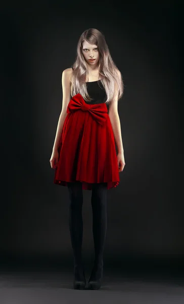 Νεαρό κορίτσι σε κόκκινη φούστα — Φωτογραφία Αρχείου