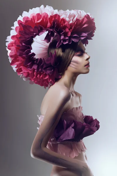Kreativer Schönheitsschuss mit Kopfbedeckung — Stockfoto