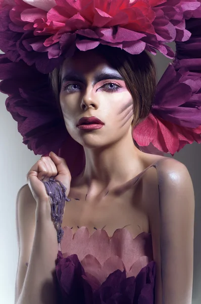 Kreativer Schönheitsschuss mit Kopfbedeckung — Stockfoto