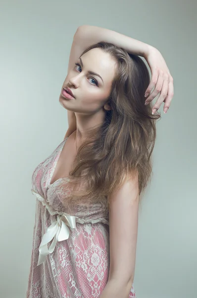 Fiatal nő rózsaszín szarafánok — Stock Fotó