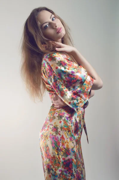 Fiatal nő színes kimonó — Stock Fotó