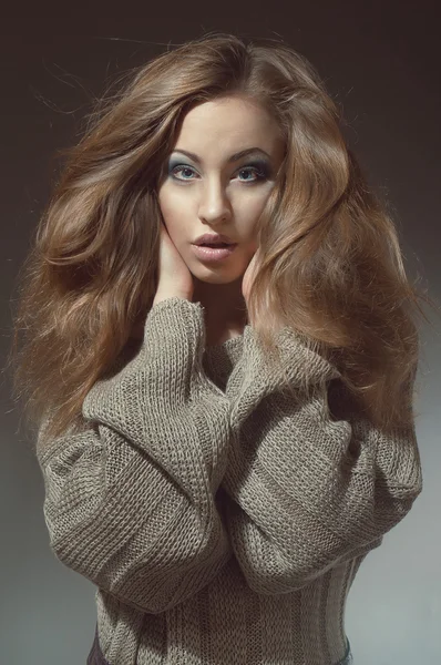 Mujer joven con hermoso pelo largo en suéter gris de punto —  Fotos de Stock