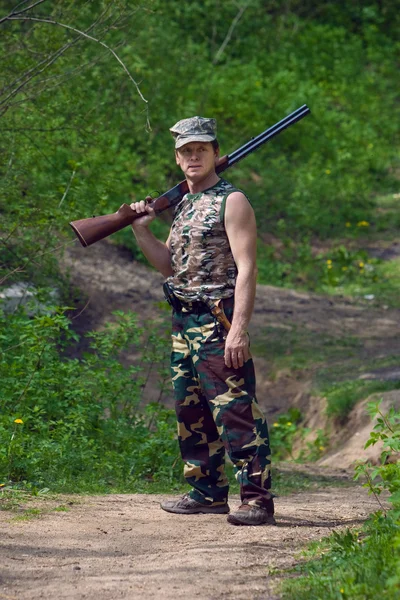 Hunter walking with rifle — Stock Photo, Image