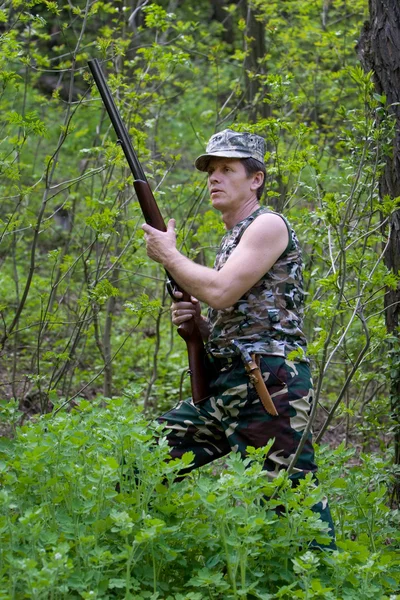 Elinde silahla ormandaki Avcı — Stok fotoğraf