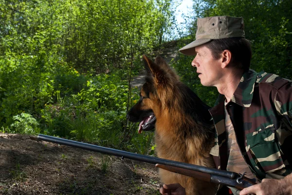 Κυνηγός με σκύλο και τουφέκι. ενέδρα — Φωτογραφία Αρχείου