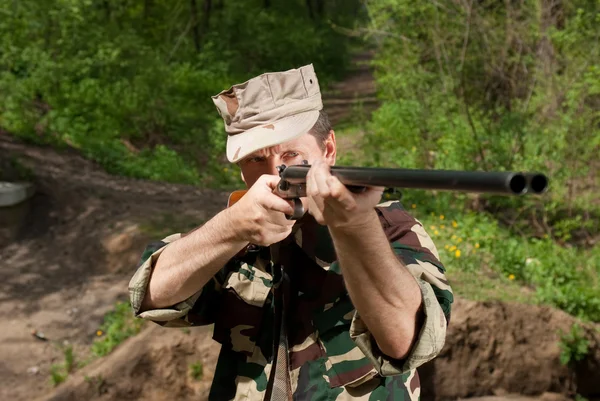 Hunter with gun in hands — Stock Photo, Image